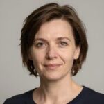 Портрет уверенного российского бизнесмена с дружелюбным взглядом на размытом нейтральном фоне в студии